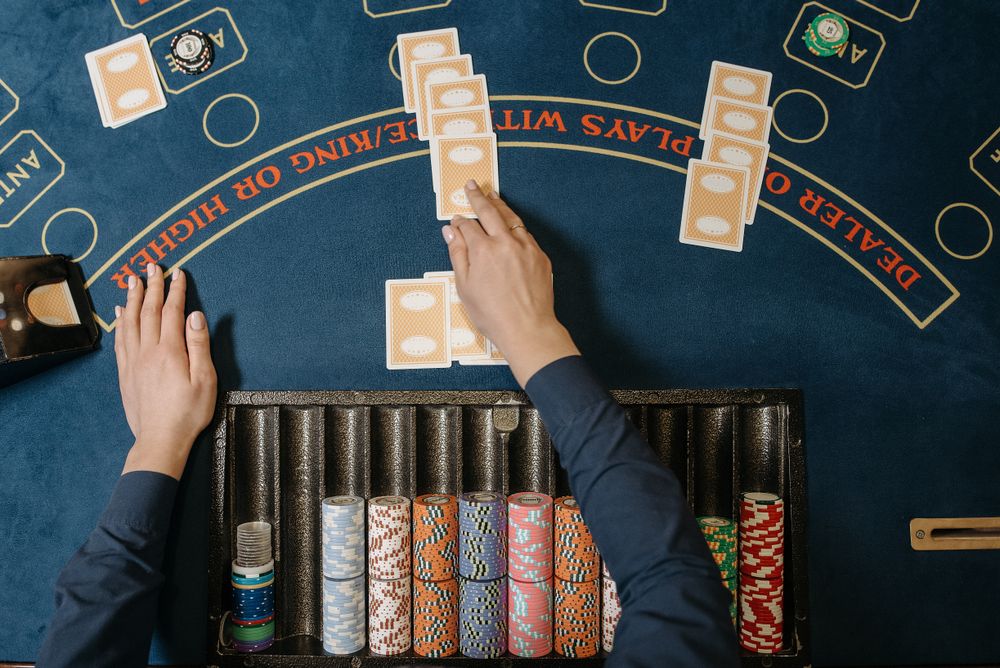 Meja blackjack dengan kartu dan chips