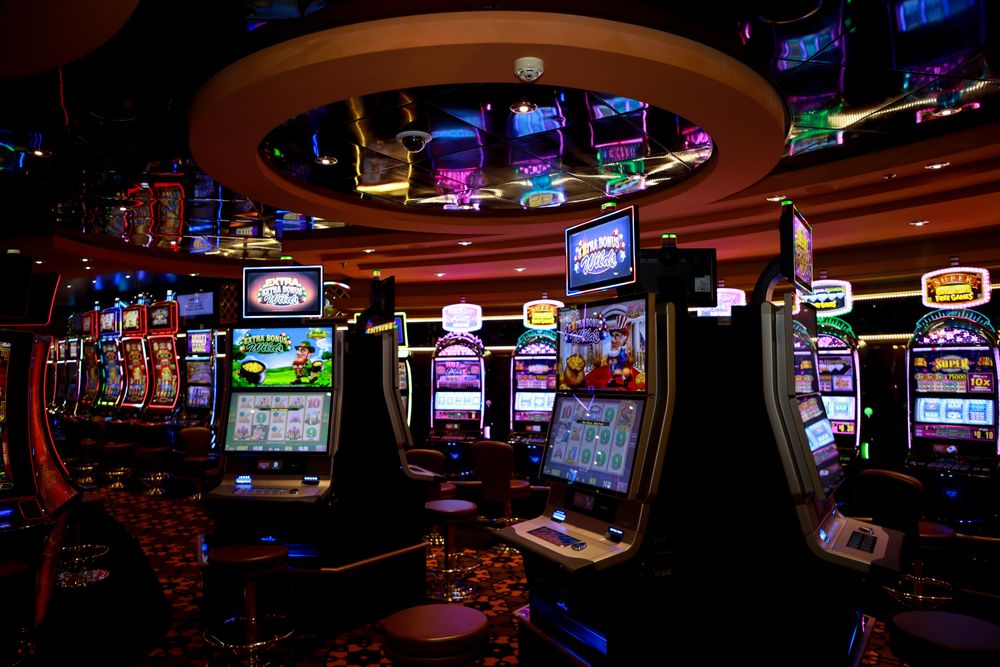 Deretan mesin slot berwarna-warni