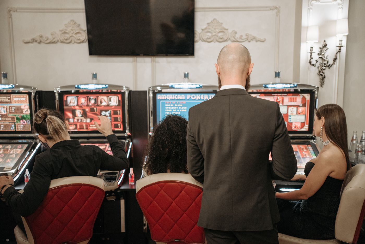 Suasana area mesin slot dengan pemain