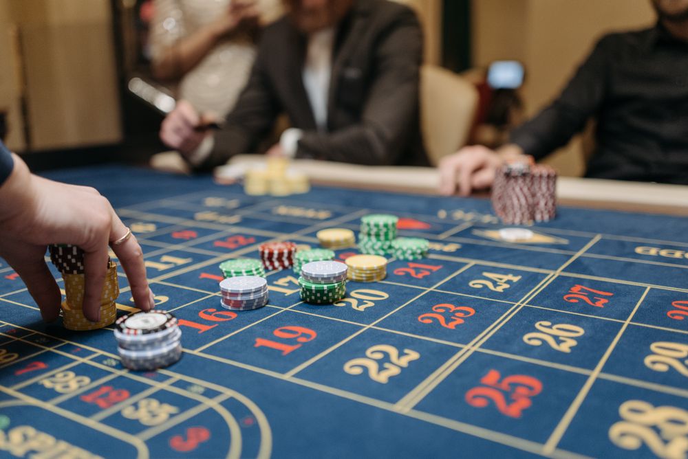 Chips kasino di atas meja roulette