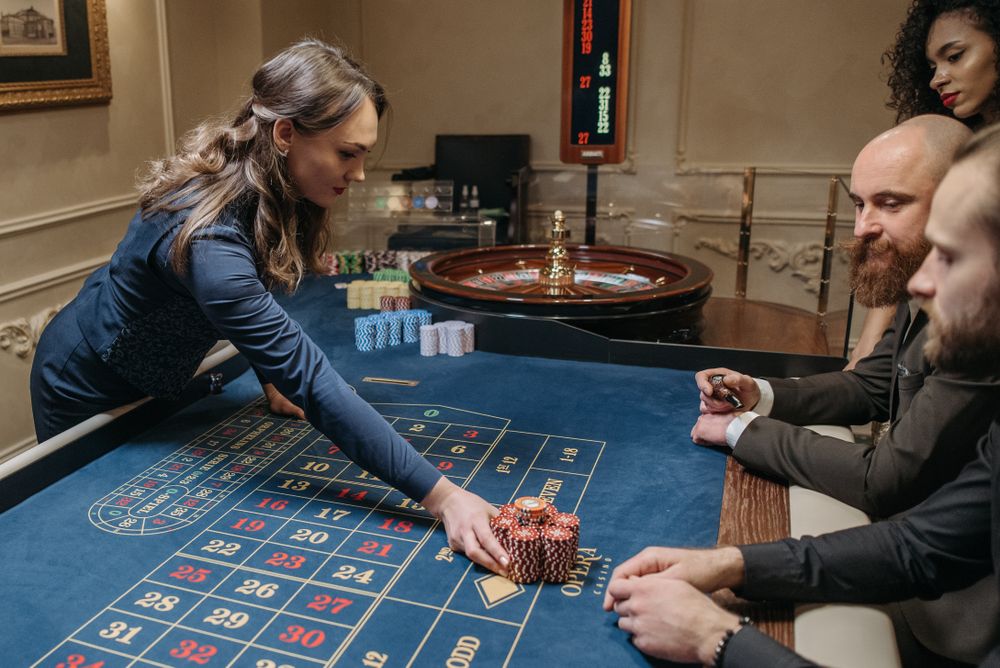 Dealer kasino menjalankan permainan roulette di studio live